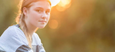 Kind nachdenklich mit Sonne im Rücken